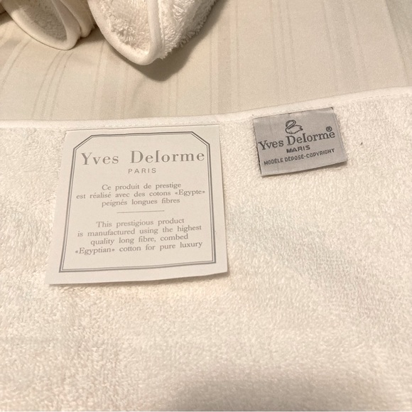Yves Delores Paris Towel Set White w/Embroidered Floral Pattern Scalloped Edges - Picture 6 of 6